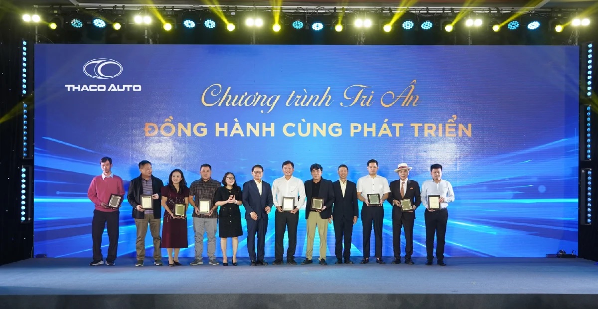 Kh&aacute;ch h&agrave;ng nhận bảng tri &acirc;n từ THACO AUTO