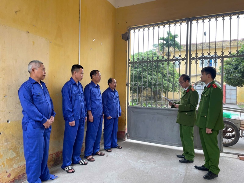 Cơ quan cảnh s&aacute;t điều tra C&ocirc;ng an tỉnh khởi tố c&aacute;c bị can hoạt động sản xuất, kinh doanh sản phẩm ch&igrave;, nhựa t&aacute;i chế trong C&ocirc;ng ty TNHH L&agrave;ng nghề Đ&ocirc;ng Mai về tội trốn thuế