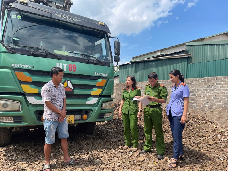 Cơ quan chức năng ph&aacute;t hiện c&aacute;c đối tượng đang c&oacute; h&agrave;nh vi ch&ocirc;n, lấp, đổ, thải chất thải c&ocirc;ng nghiệp ra m&ocirc;i trường