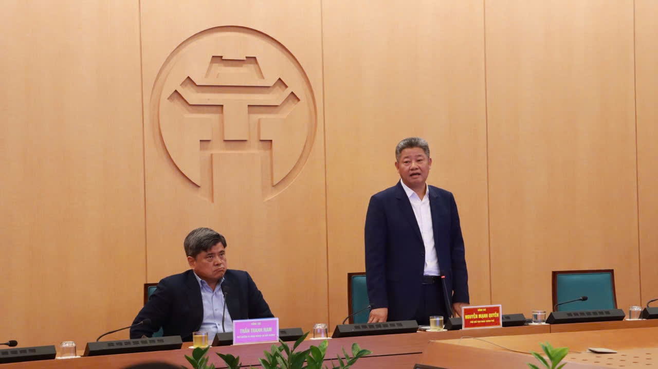 Ph&oacute; Chủ tịch UBND th&agrave;nh phố H&agrave; Nội Nguyễn Mạnh Quyền ph&aacute;t biểu tại hội nghị. Ảnh: Hương Giang