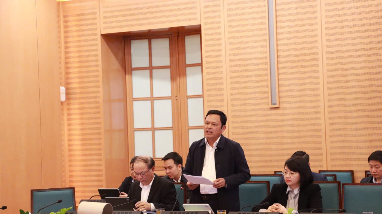 Ph&oacute; Gi&aacute;m đốc Sở N&ocirc;ng nghiệp v&agrave; M&ocirc;i trường H&agrave; Nội Tạ Văn Tường b&aacute;o c&aacute;o tại hội nghị. Ảnh: HG