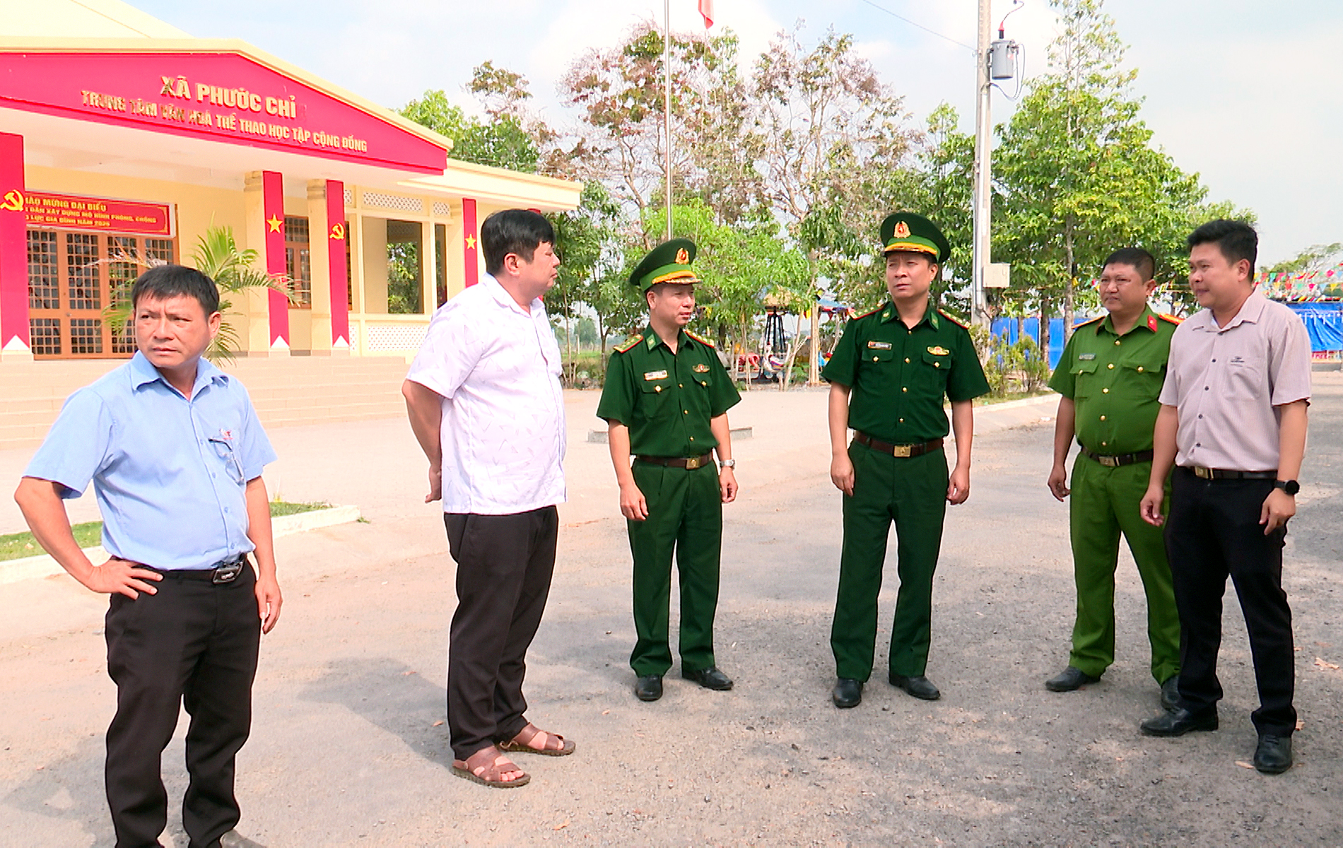 Đo&agrave;n c&ocirc;ng t&aacute;c kiểm tra, khảo s&aacute;t tại thực địa, thống nhất c&aacute;c nội dung thực hiện trong chương tr&igrave;nh