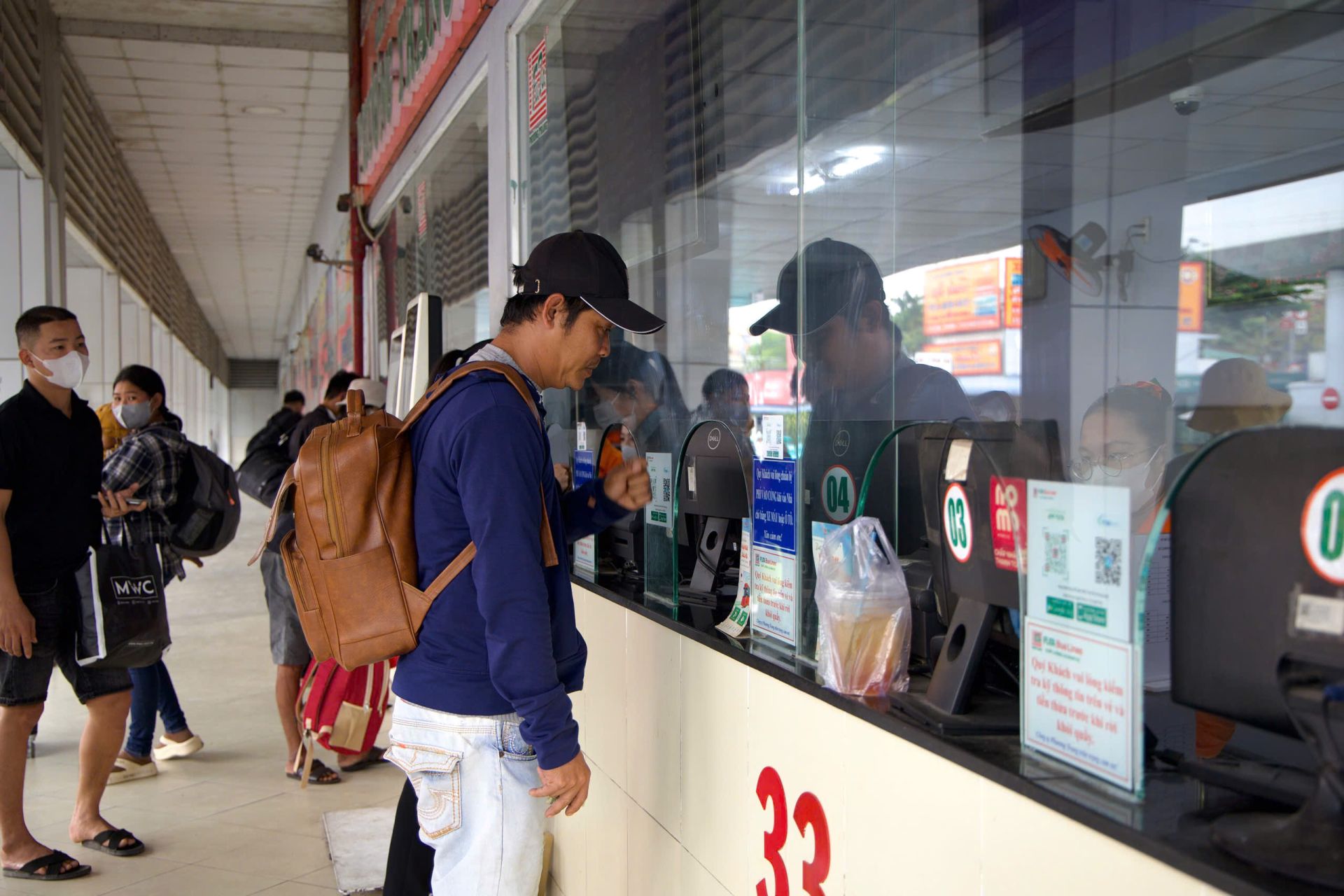 Người d&acirc;n mua v&eacute; xe tại Bến xe Miền T&acirc;y