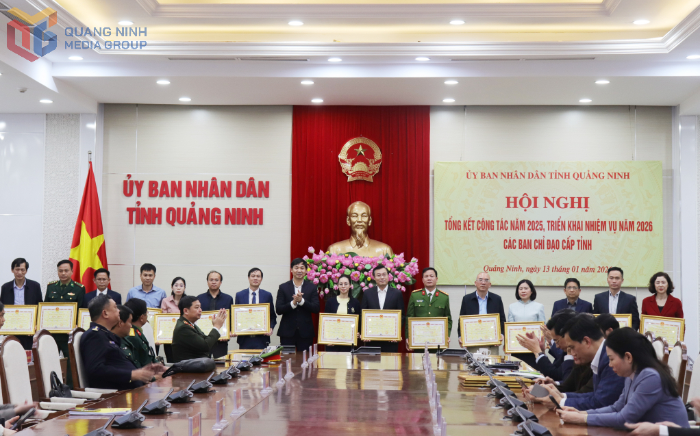 &Ocirc;ng Nguyễn Văn C&ocirc;ng, Ph&oacute; Chủ tịch UBND tỉnh Quảng Ninh tặng bằng khen cho c&aacute;c tập thể c&oacute; th&agrave;nh t&iacute;ch xuất sắc trong thực hiện nhiệm vụ