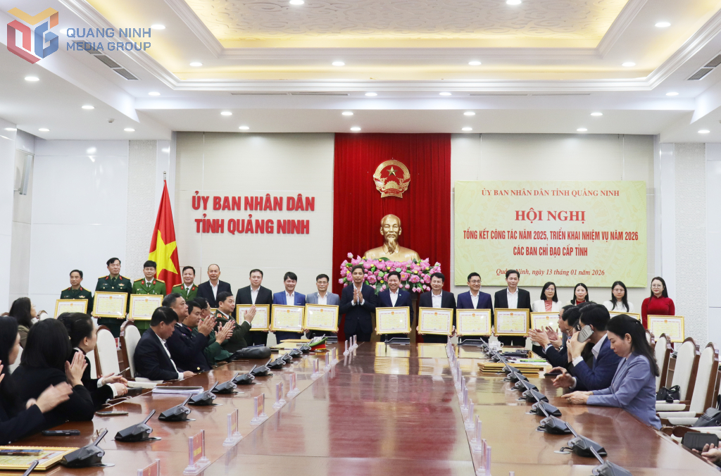 &Ocirc;ng Vũ Văn Diện, Ph&oacute; Chủ tịch Thường trực UBND tỉnh Quảng Ninh tặng bằng khen cho c&aacute;c c&aacute; nh&acirc;n c&oacute; th&agrave;nh t&iacute;ch xuất sắc trong thực hiện nhiệm vụ