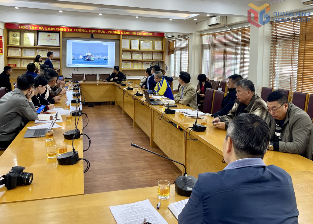 Quảng Ninh kiên quyết không để tình trạng đeo bám, bán hàng rong trên Vịnh Hạ Long