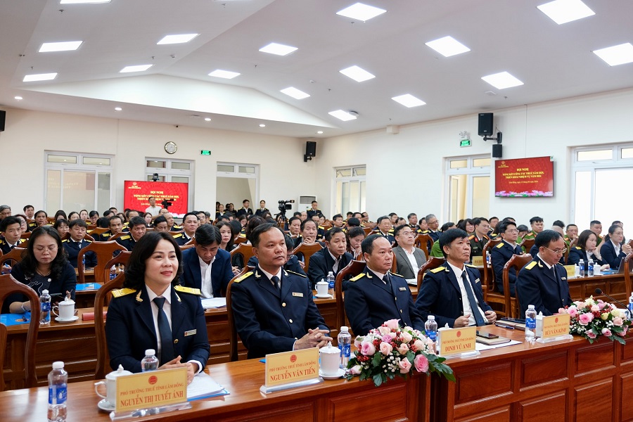 Hội nghị được tổ chức theo hình thức trực tuyến từ đầu cầu Thuế tỉnh Lâm Đồng và các điểm cầu thuế khu vực Hội nghị được tổ chức theo hình thức trực tuyến từ đầu cầu Thuế tỉnh Lâm Đồng và các điểm cầu thuế khu vực