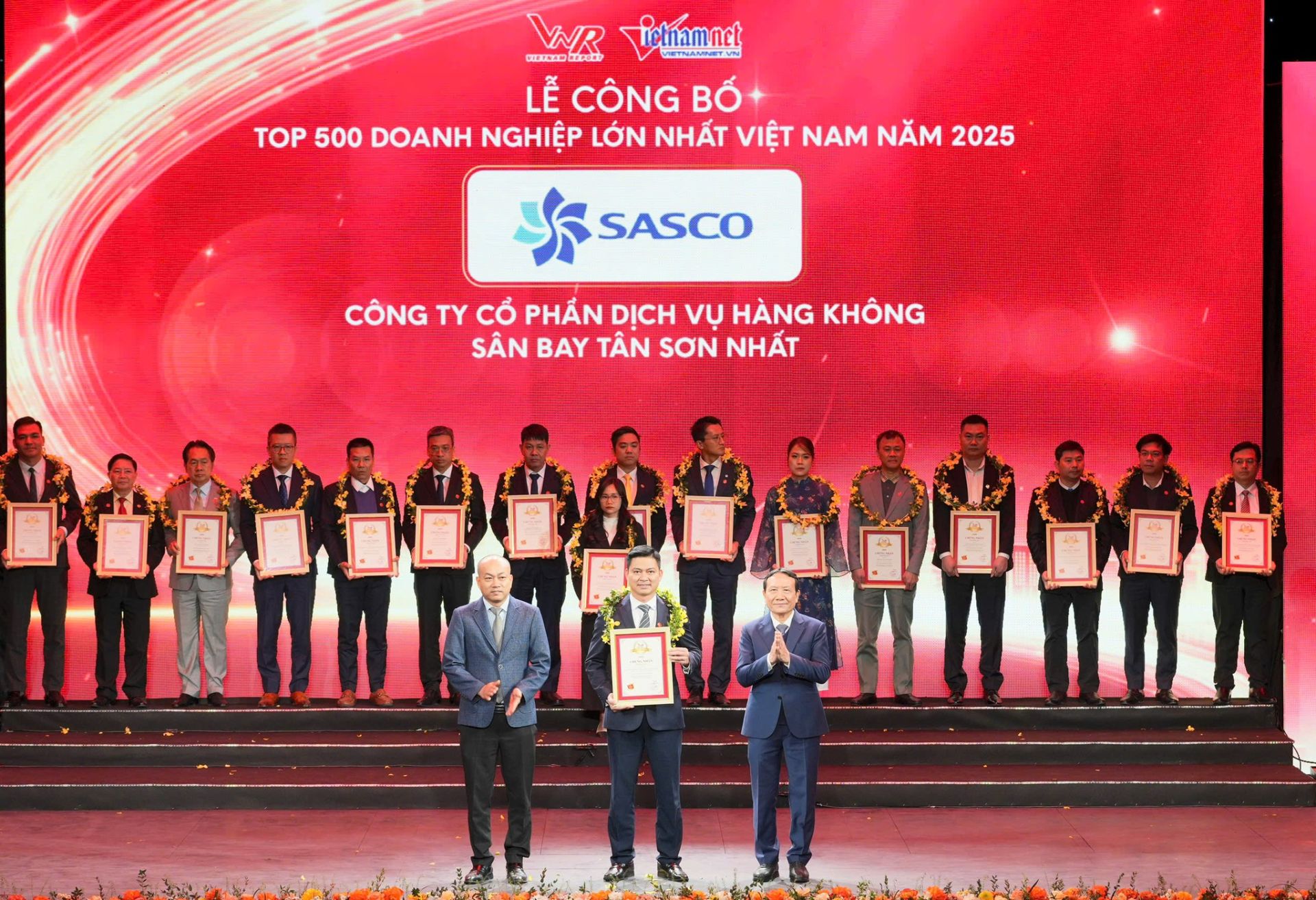 Đại diện SASCO nhận chứng nhận VNR 500