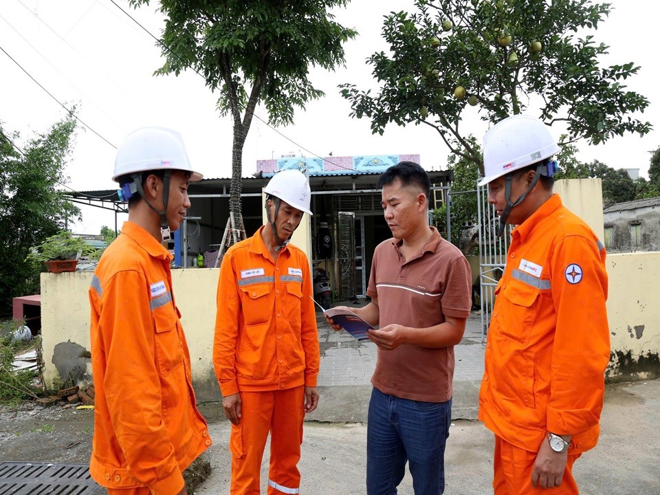 C&aacute;n bộ, nh&acirc;n vi&ecirc;n