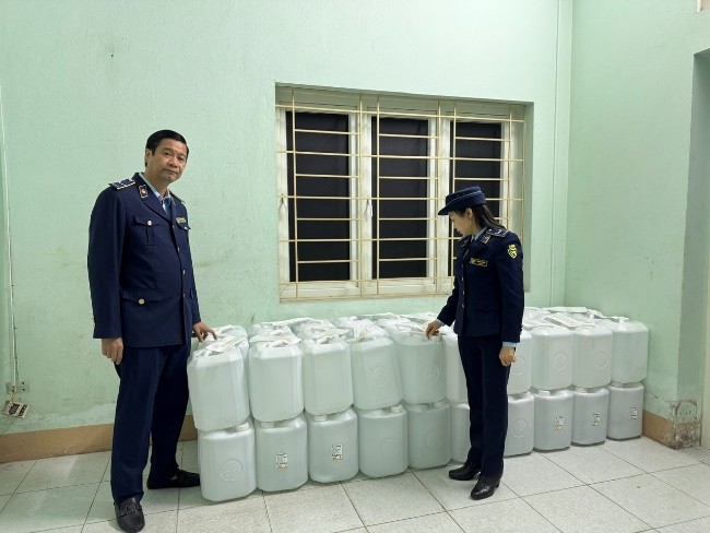 C&ocirc;ng chức Đội QLTT số 5 kiểm tra số rượu kh&ocirc;ng r&otilde; nguồn gốc xuất xứ