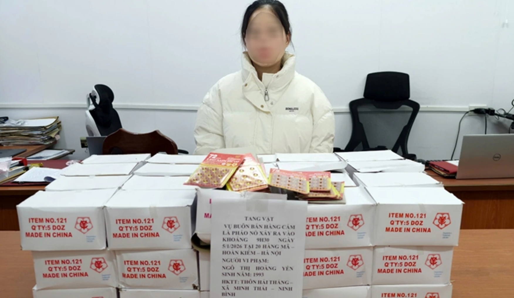 Đối tượng Ng&ocirc; Thị Ho&agrave;ng Yến c&ugrave;ng tang vật l&agrave; phảo nổ, bị lực lượng Cồng an TP, H&agrave; Nội thu giữ. Ảnh: CAHN