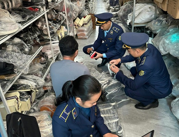 Nghệ An: Phát hiện, xử lý cơ sở kinh doanh giày thể thao giả mạo nhãn hiệu