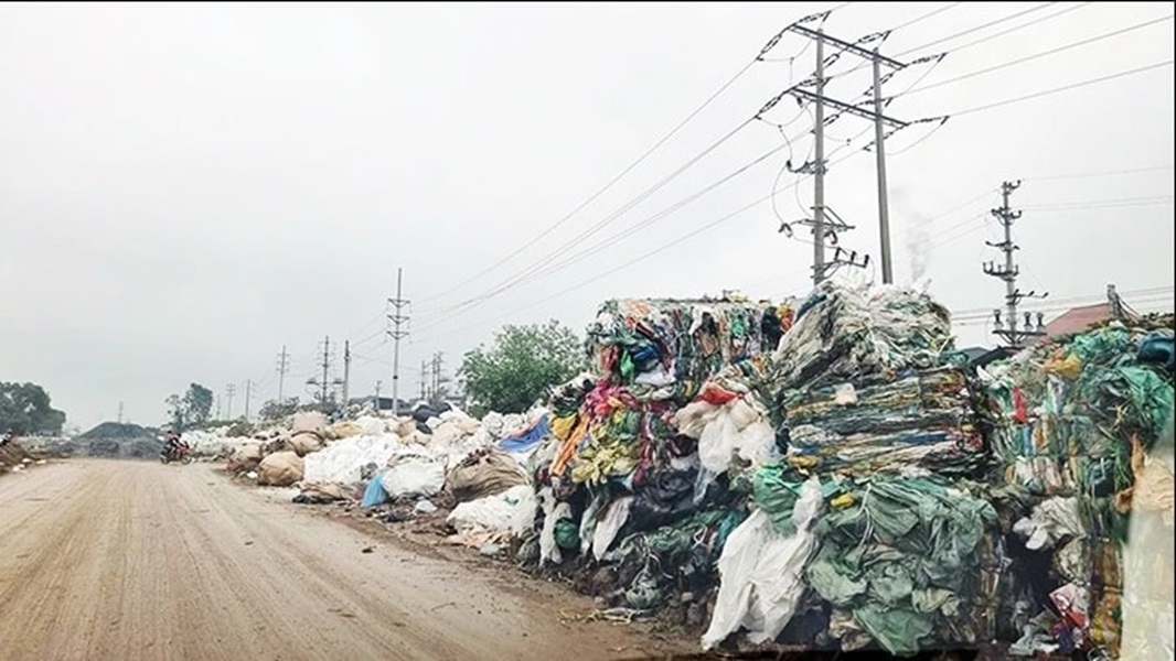 R&aacute;c thải &ocirc; nhiễm tại một l&agrave;ng nghề Hưng Y&ecirc;n