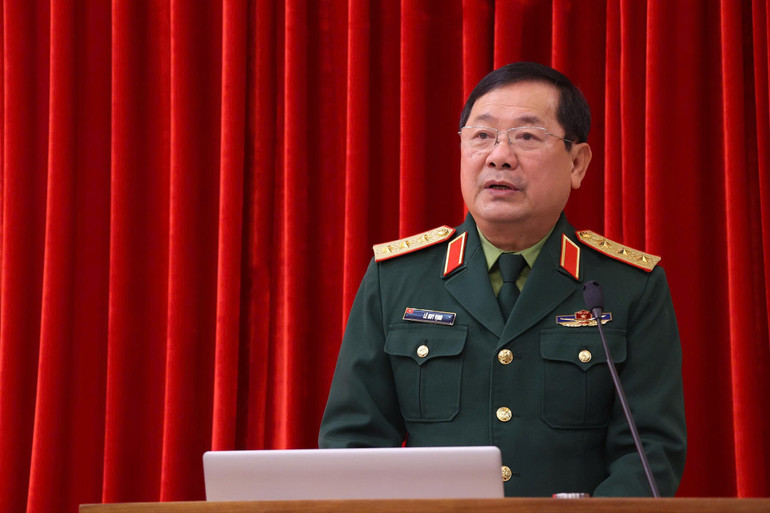 Đồng ch&iacute; Thượng tướng L&ecirc; Huy Vịnh, Ủy vi&ecirc;n Trung ương Đảng, Ủy vi&ecirc;n Qu&acirc;n ủy Trung ương, Thứ trưởng Quốc ph&ograve;ng ph&aacute;t biểu tại hội thảo.