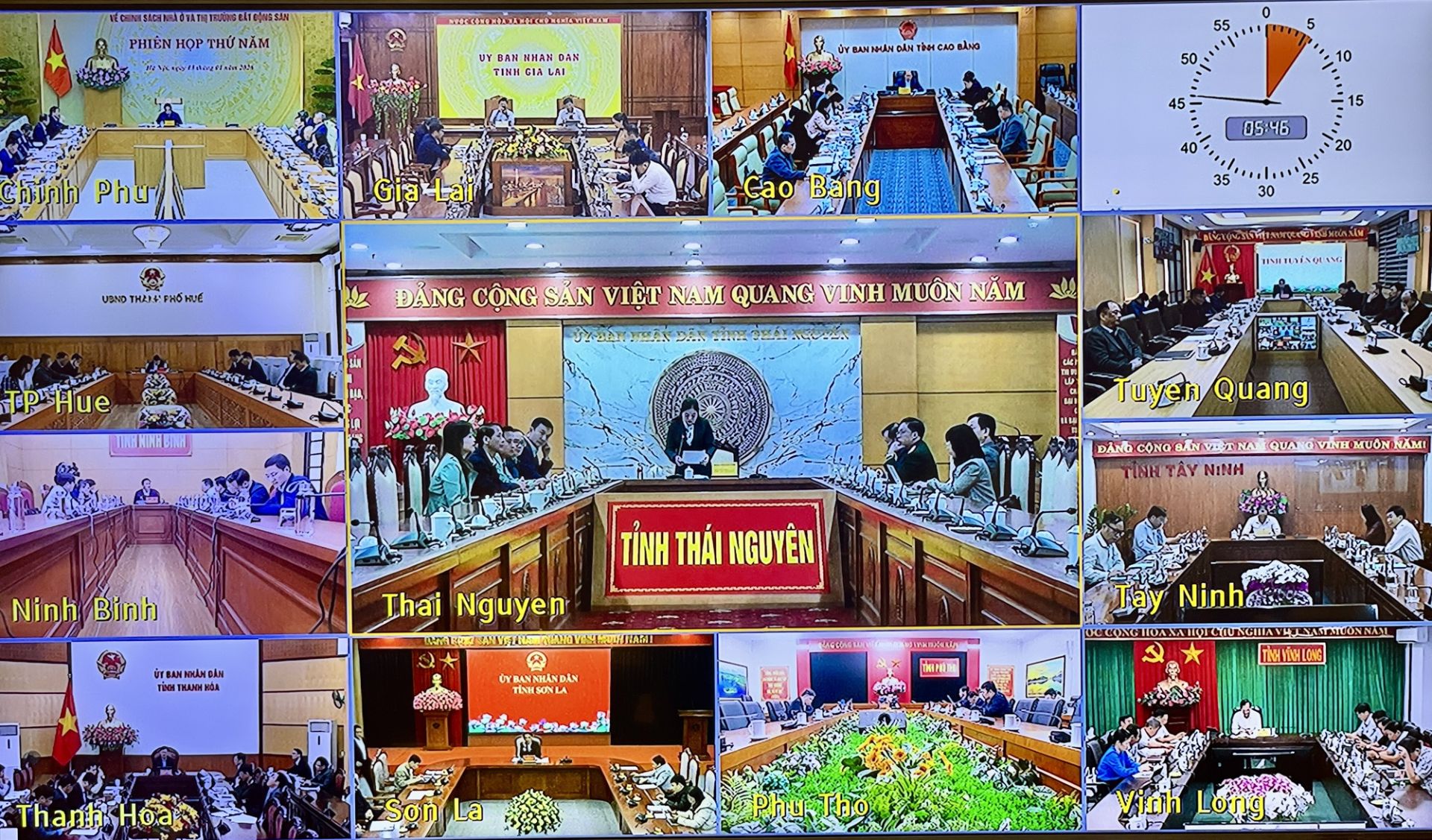 Phi&ecirc;n họp được tổ chức trực tiếp tại Trụ sở Ch&iacute;nh phủ, kết nối trực tuyến với điểm cầu 34 tỉnh, th&agrave;nh phố