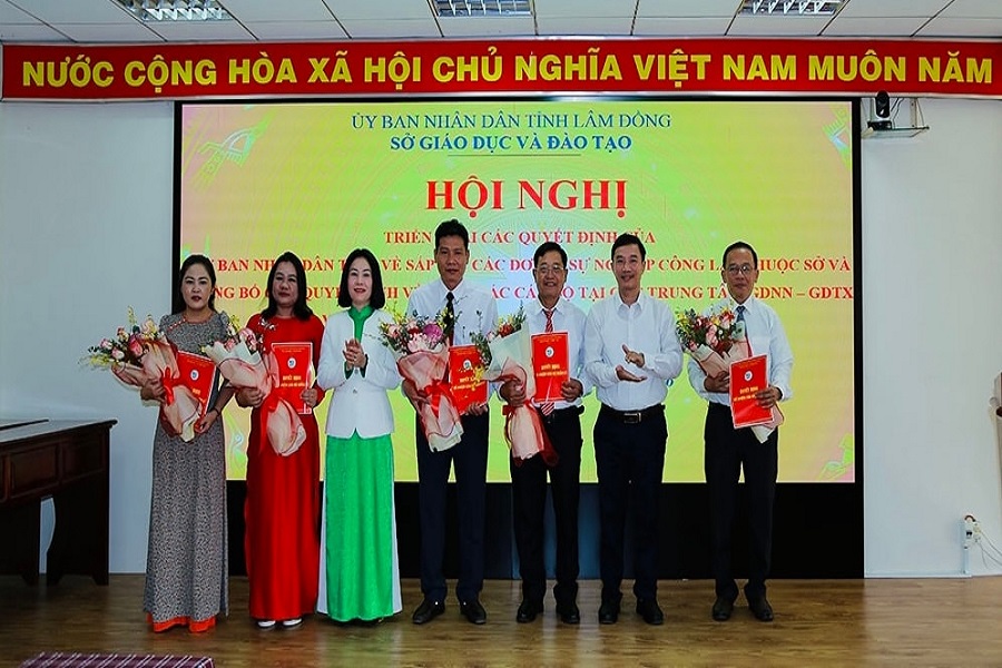 L&atilde;nh đạo Sở GD&ĐT trao quyết định bổ nhiệm c&aacute;n bộ quản l&yacute; c&aacute;c trung t&acirc;m sau khi hợp nhất