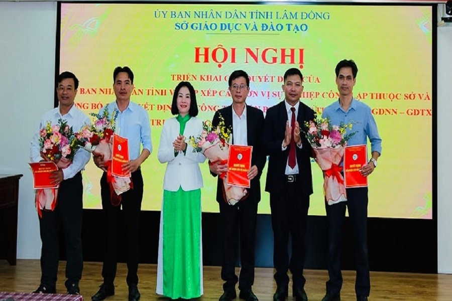 L&atilde;nh đạo Sở GD&ĐT trao quyết định bổ nhiệm c&aacute;n bộ quản l&yacute; c&aacute;c trung t&acirc;m sau khi hợp nhất