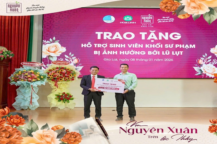 Nguy&ecirc;n Xu&acirc;n trao tặng, hỗ trợ sinh vi&ecirc;n khối Sư phạm, Đại học Quy Nhơn. Ảnh: Nguy&ecirc;n Xu&acirc;n