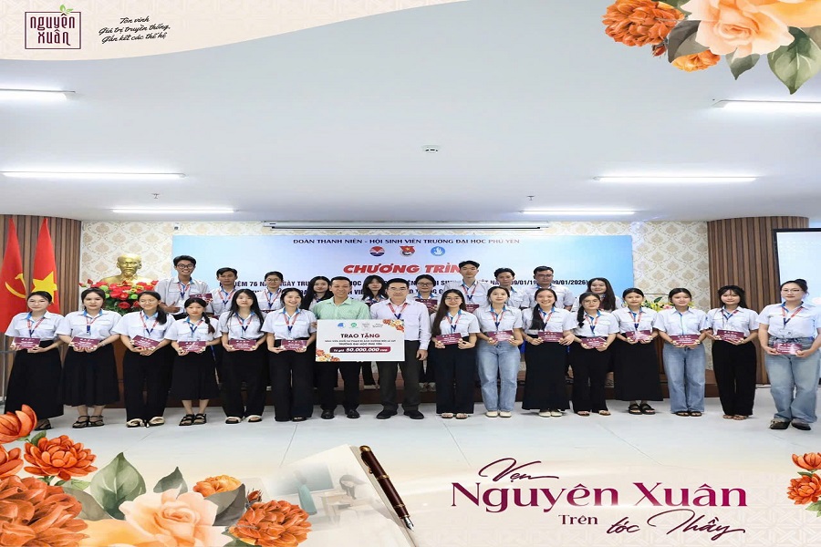 Nguy&ecirc;n Xu&acirc;n trao tặng, hỗ trợ sinh vi&ecirc;n khối Sư phạm, Đại học Ph&uacute; Y&ecirc;n. Ảnh: Nguy&ecirc;n Xu&acirc;n