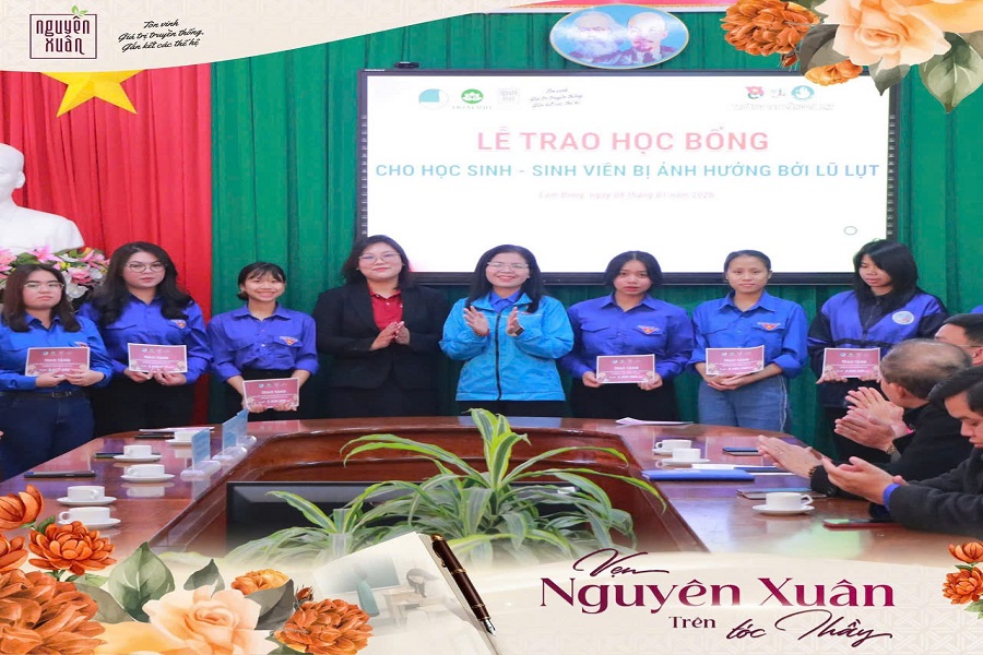 Nguy&ecirc;n Xu&acirc;n trao tặng, hỗ trợ sinh vi&ecirc;n khối Sư phạm, Cao đẳng Đ&agrave; Lạt. Ảnh: Nguy&ecirc;n Xu&acirc;n