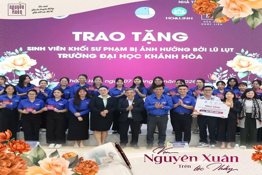 Nguy&ecirc;n Xu&acirc;n trao tặng, hỗ trợ sinh vi&ecirc;n khối Sư phạm, Đại học Kh&aacute;nh H&ograve;a. Ảnh: Nguy&ecirc;n Xu&acirc;n