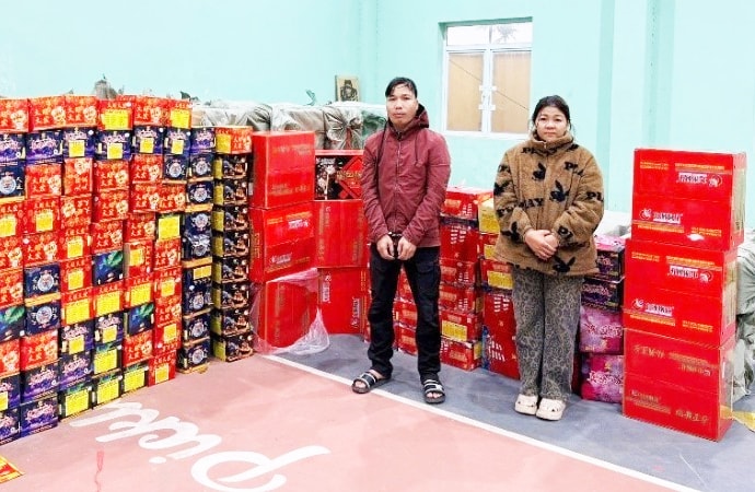 Lực lượng Cảnh s&aacute;t h&igrave;nh sự, C&ocirc;ng an th&agrave;nh phố H&agrave; Nội ph&aacute;t hiện, bắt quả tang vụ t&agrave;ng trữ, mua b&aacute;n ph&aacute;o nổ với số lượng l&ecirc;n đến hơn 6 tấn, tại x&atilde; D&acirc;n H&ograve;a.