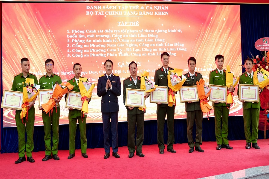 Phó Cục trưởng Cục Thuế Mai Sơn trao bằng khen của Bộ Tài chính cho các tập thể, cá nhân của Công an tỉnh Lâm Đồng Phó Cục trưởng Cục Thuế Mai Sơn trao bằng khen của Bộ Tài chính cho các tập thể, cá nhân của Công an tỉnh Lâm Đồng