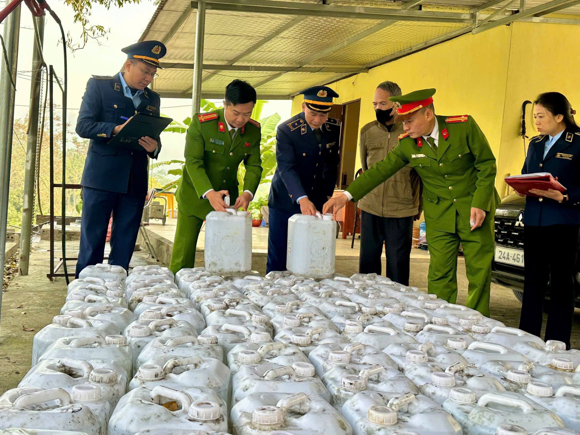 Lực lượng chức năng kiểm tra v&agrave; ph&aacute;t hiện vi phạm