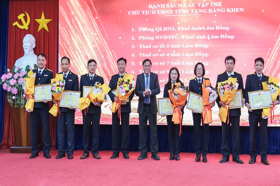 Tỉnh ủy viên, Phó Chủ tịch UBND tỉnh Võ Ngọc Hiệp trao bằng khen của UBND tỉnh Lâm Đồng cho 8 tập thể Thuế tỉnh Lâm Đồng Tỉnh ủy viên, Phó Chủ tịch UBND tỉnh Võ Ngọc Hiệp trao bằng khen của UBND tỉnh Lâm Đồng cho 8 tập thể Thuế tỉnh Lâm Đồng