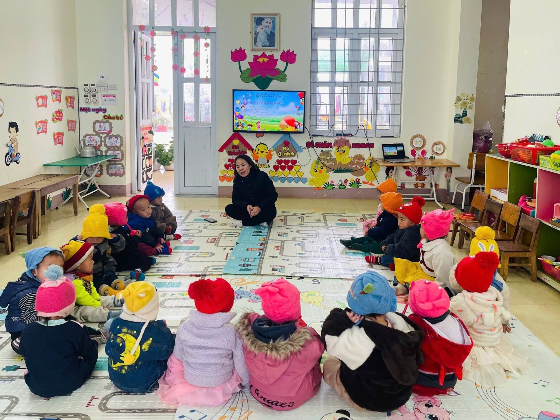 Tỉnh L&agrave;o Cai đ&atilde; v&agrave; đang quan t&acirc;m đổi mới m&ocirc; h&igrave;nh chăm s&oacute;c trẻ em c&oacute; ho&agrave;n cảnh đặc biệt theo hướng lấy trẻ em l&agrave;m trung t&acirc;m, ưu ti&ecirc;n c&aacute;c h&igrave;nh thức chăm s&oacute;c thay thế trong m&ocirc;i trường gia đ&igrave;nh v&agrave; cộng đồng