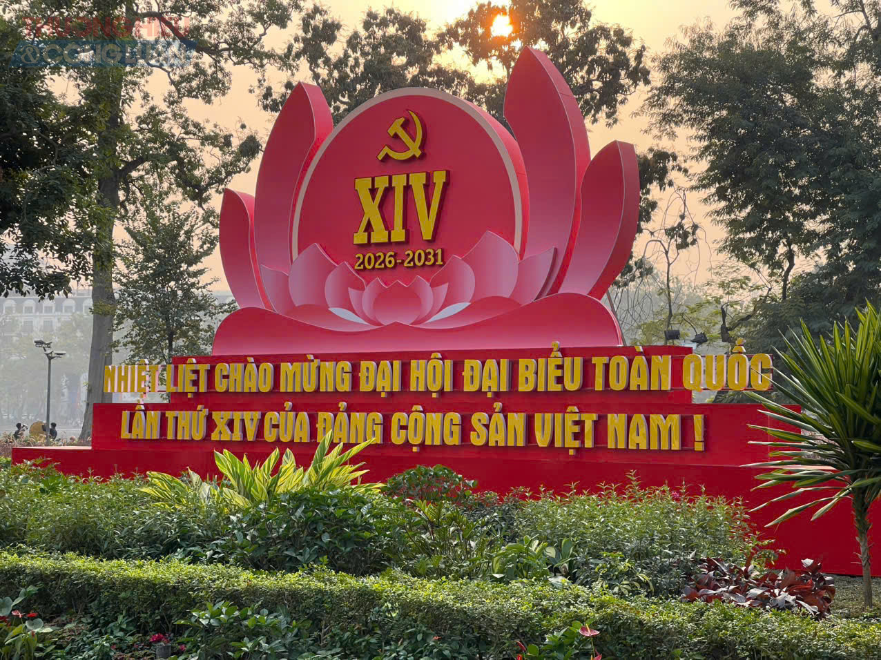 Thủ đ&ocirc; H&agrave; Nội đang kho&aacute;c l&ecirc;n m&igrave;nh diện mạo mới, rực rỡ, trang trọng với cờ, hoa, pano, &aacute;p ph&iacute;ch được trang ho&agrave;ng đồng loạt tr&ecirc;n nhiều tuyến phố, quảng trường...