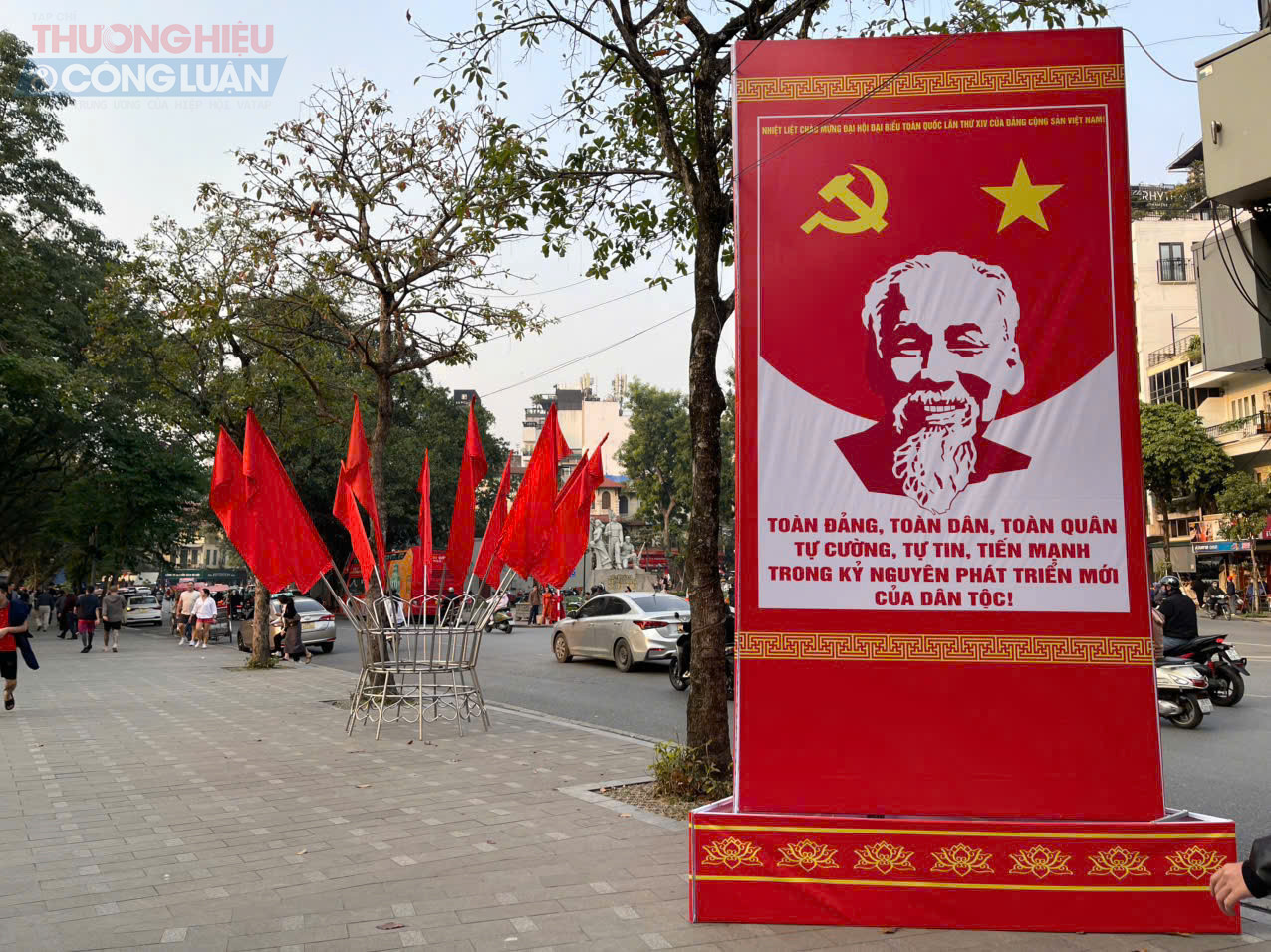 Khu vực xung quanh hồ Ho&agrave;n Kiếm được trang tr&iacute; rực rỡ