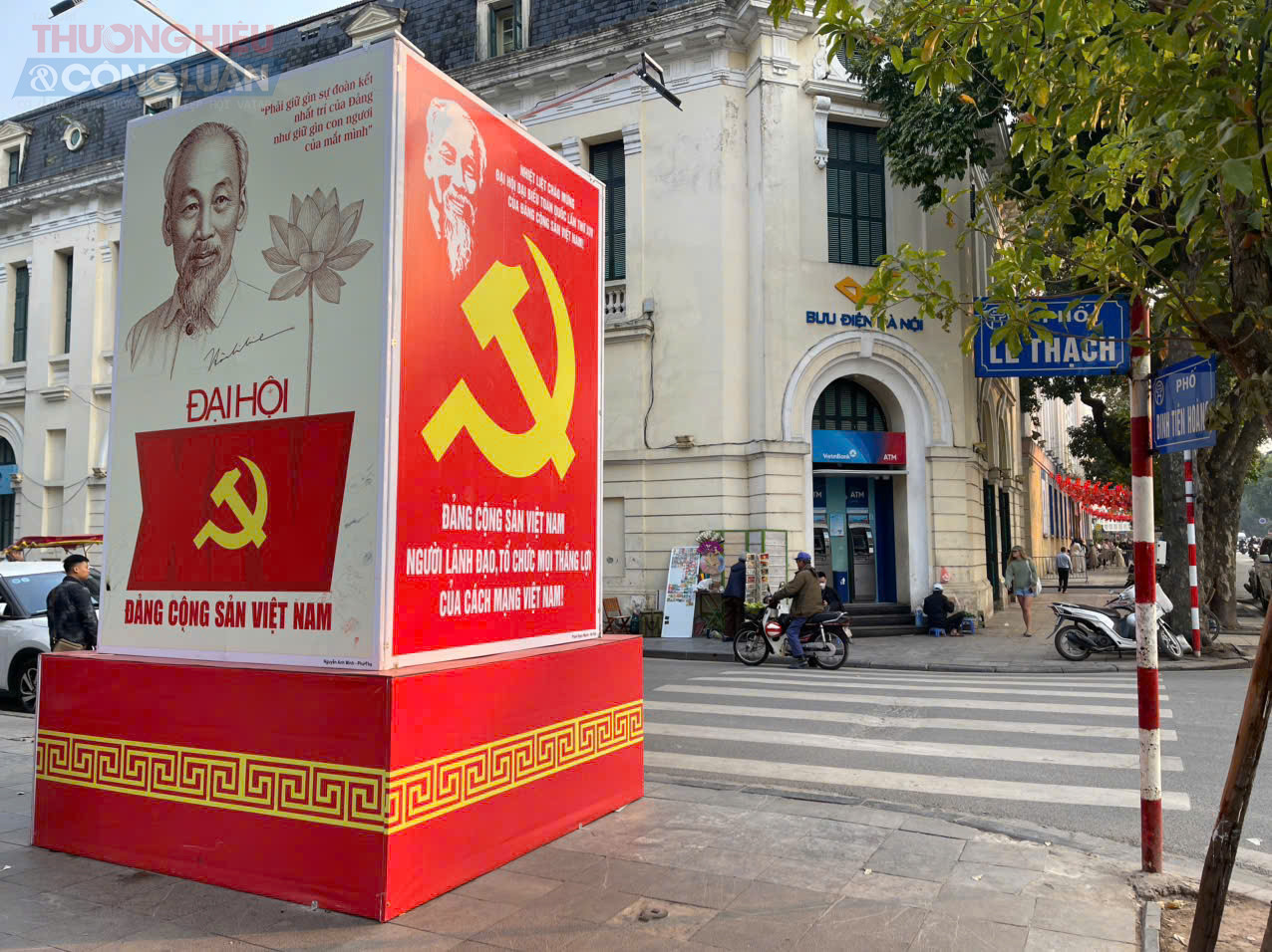 Dọc c&aacute;c tuyến phố, hệ thống pano, băng r&ocirc;n, cờ Đảng, cờ Tổ quốc được lắp đặt ngay ngắn, đồng bộ, tạo n&ecirc;n kh&ocirc;ng kh&iacute; phấn khởi, trang nghi&ecirc;m.