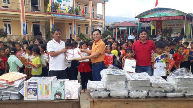 Tạp chí Thanh niên tổ chức tặng quà học sinh vùng khó khăn Tạp chí Thanh niên tổ chức tặng quà học sinh vùng khó khăn