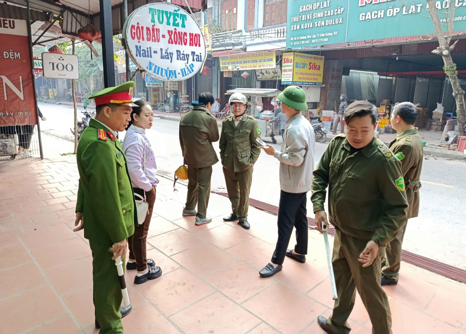 Tổ trật tự - C&ocirc;ng an x&atilde; Cẩm Giang đ&atilde; chủ động bố tr&iacute; lực lượng, phương tiện tuy&ecirc;n truyền lưu động, trực tiếp xuống từng khu vực d&acirc;n cư, hộ kinh doanh ven đường để phổ biến c&aacute;c quy định của ph&aacute;p luật.