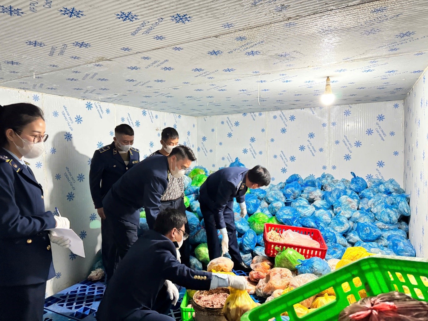 Lực lượng chức năng tỉnh Th&aacute;i Nguy&ecirc;n kiểm tra h&agrave;ng h&oacute;a tại cơ sở kinh doanh