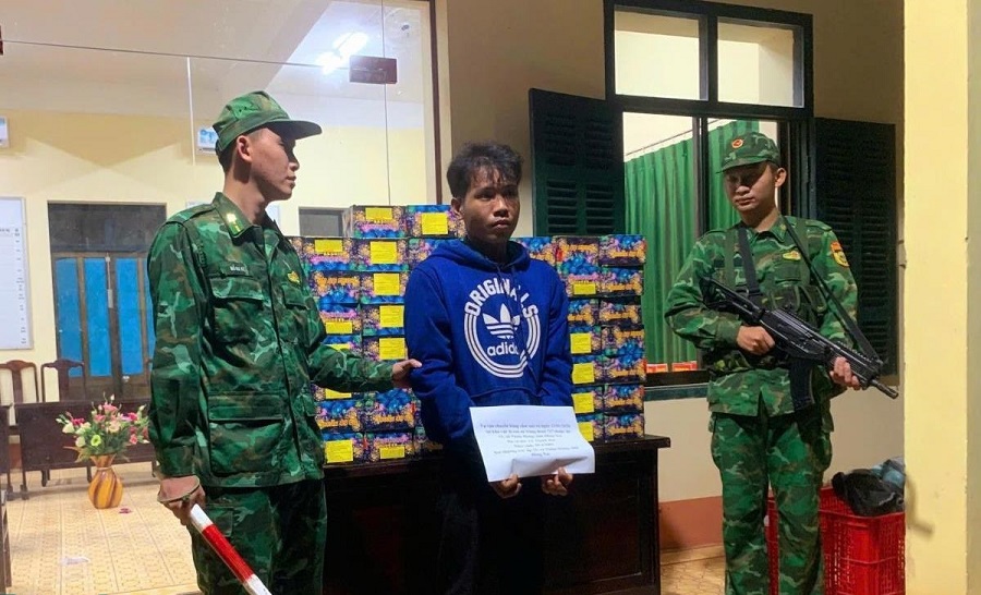 Đối tượng L&ecirc; Th&agrave;nh Đạt v&agrave; tang vật 102kg ph&aacute;o nổ bị bắt giữ. Ảnh: Thanh T&uacute;