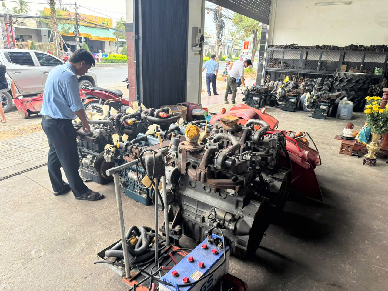 Lực lượng chức năng kiểm tra h&agrave;ng h&oacute;a tại cơ sở kinh doanh