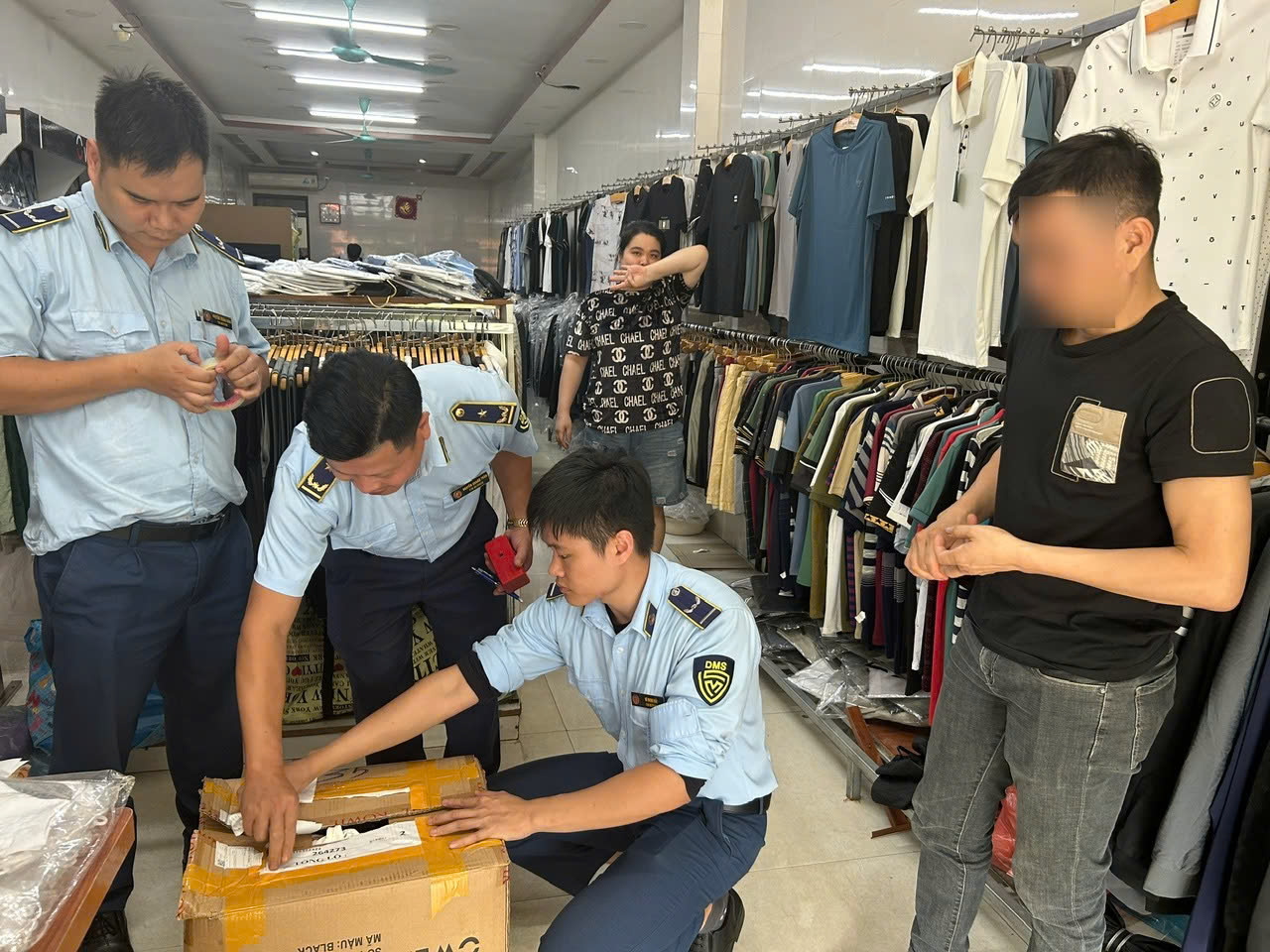 Lực lượng QLTT tỉnh Tuy&ecirc;n Quang kiểm tra h&agrave;ng h&oacute;a tại cơ sở kinh doanh