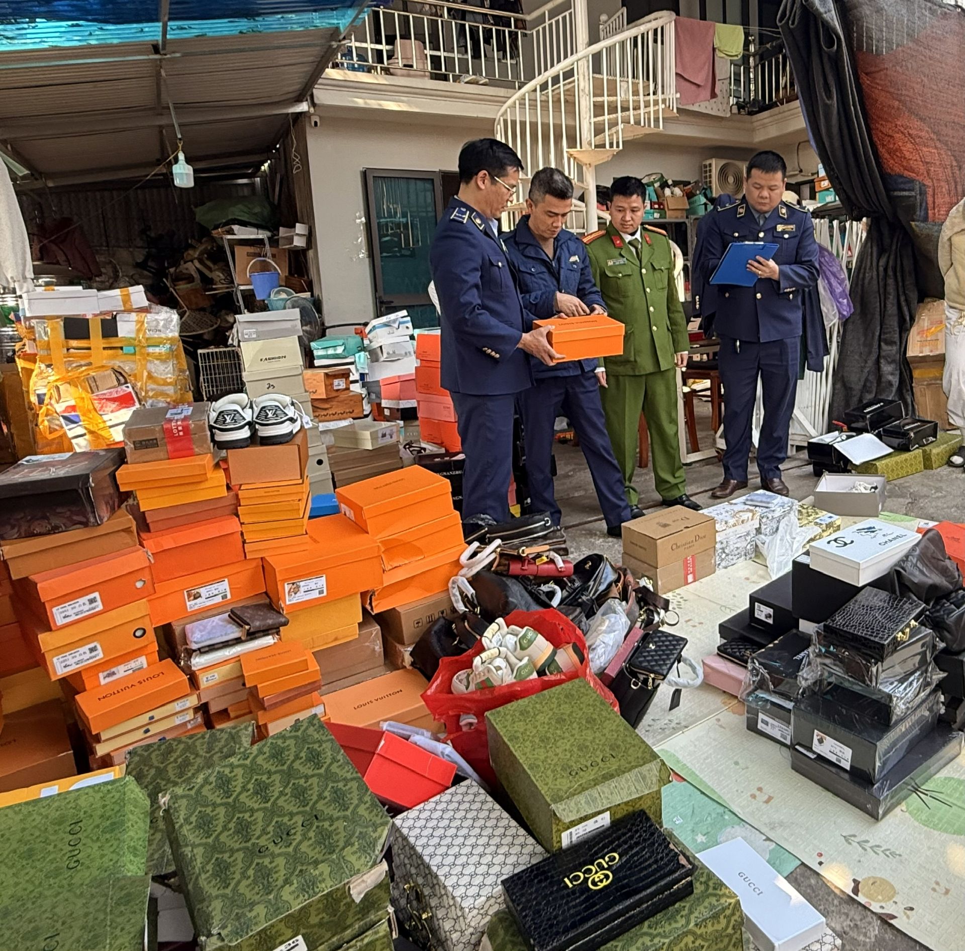 Vụ việc gần 300 sản phẩm c&oacute; dấu hiệu giả mạo nh&atilde;n hiệu tại phường Minh Xu&acirc;n vừa bị lực lượng QLTT tỉnh Tuy&ecirc;n Quang ph&aacute;t hiện mới đ&acirc;y