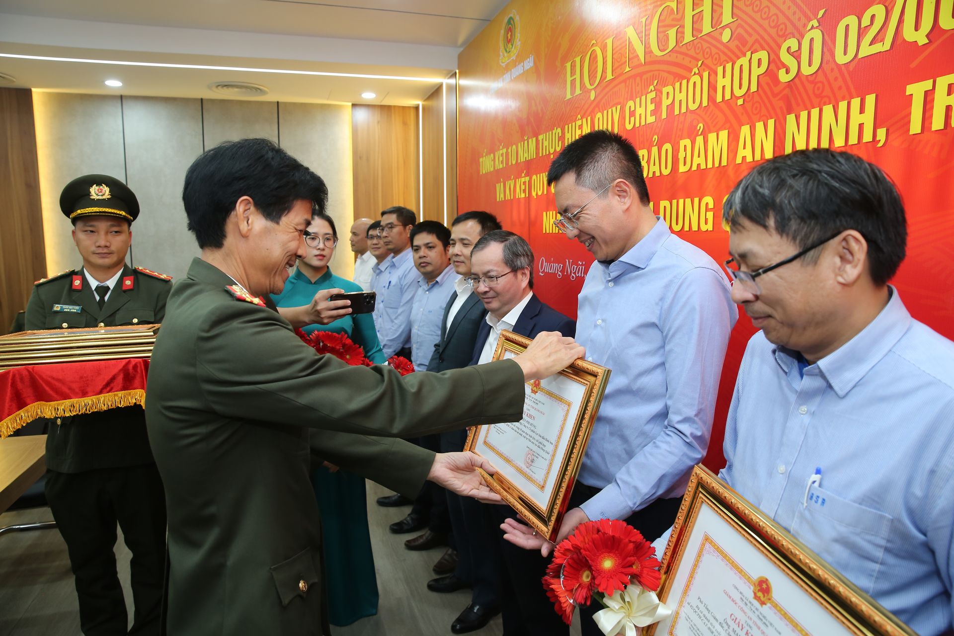 Tại Hội nghị, C&ocirc;ng an tỉnh Quảng Ng&atilde;i đ&atilde; tặng giấy khen cho c&aacute;c tập thể v&agrave; c&aacute; nh&acirc;n BSR c&oacute; th&agrave;nh t&iacute;ch xuất sắc trong c&ocirc;ng t&aacute;c phối hợp đảm bảo an ninh an to&agrave;n NMLD Dung Quất