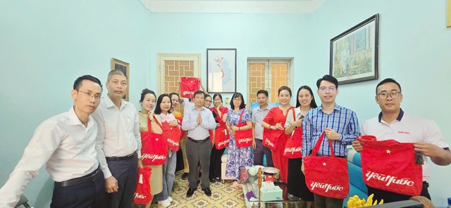 Tổng biên tập Tạp chí Thanh niên Nguyễn Toàn Thắng tặng quà nhân dịp kỷ niệm sự kiện A80 Tổng biên tập Tạp chí Thanh niên Nguyễn Toàn Thắng tặng quà nhân dịp kỷ niệm sự kiện A80