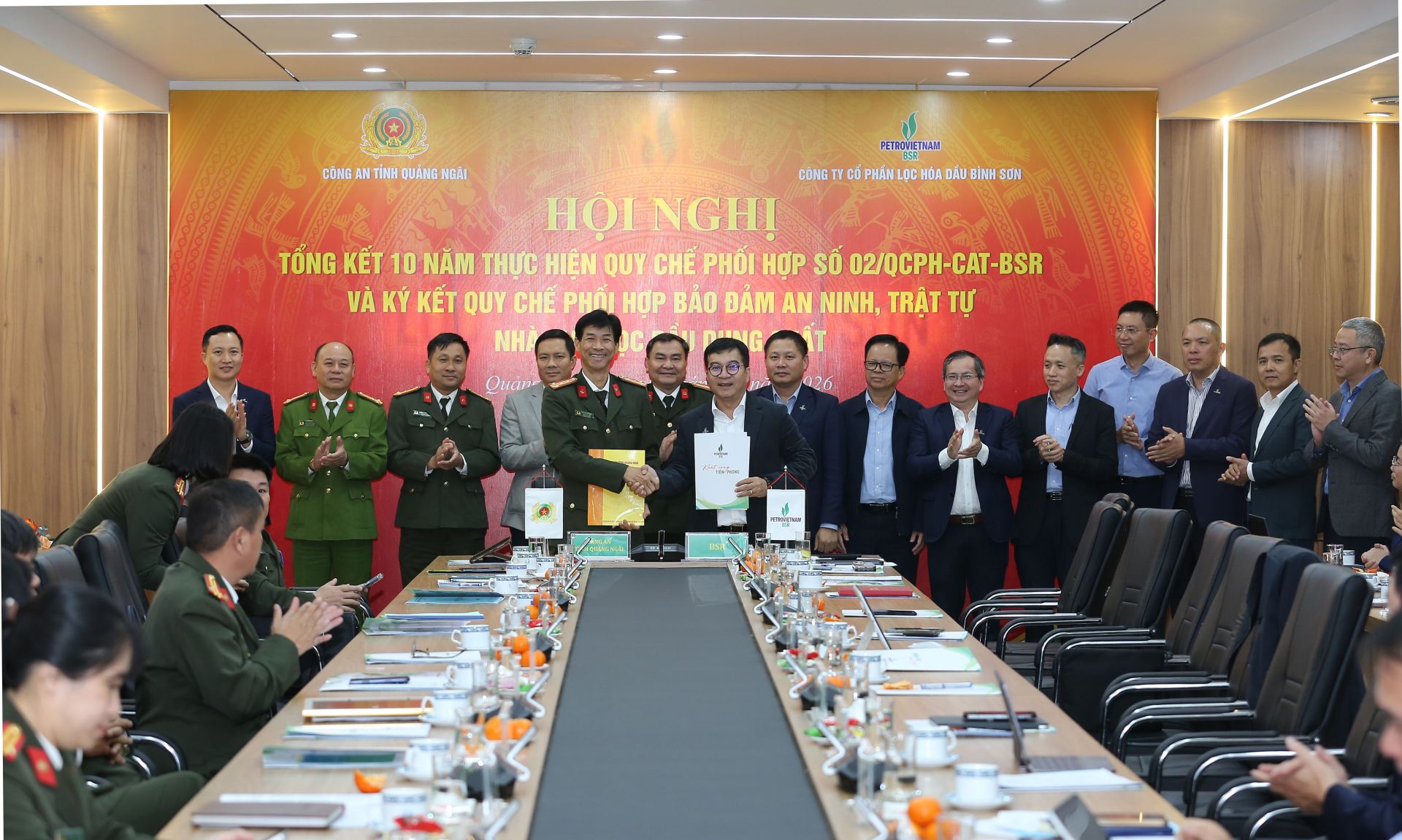 Đại t&aacute; V&otilde; Văn Dương &ndash; Ph&oacute; Gi&aacute;m đốc C&ocirc;ng an tỉnh v&agrave; &ocirc;ng Nguyễn Việt Thắng &ndash; Tổng Gi&aacute;m đốc BSR, đại diện hai đơn vị k&yacute; kết Quy chế phối hợp giai đoạn mới.