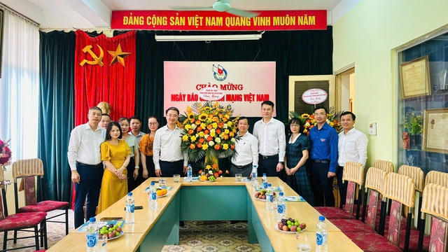 Đồng chí Nguyễn Tường Lâm - Bí thư Trung ương Đoàn, Chủ tịch Trung ương Hội LHTN Việt Nam cùng đoàn công tác Trung ương Đoàn chúc mừng Tạp chí Thanh niên nhân kỷ niệm 100 năm Ngày Báo chí cách mạng việt Nam Đồng chí Nguyễn Tường Lâm - Bí thư Trung ương Đoàn, Chủ tịch Trung ương Hội LHTN Việt Nam cùng đoàn công tác Trung ương Đoàn chúc mừng Tạp chí Thanh niên nhân kỷ niệm 100 năm Ngày Báo chí cách mạng việt Nam