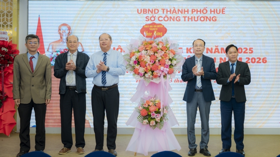 Ph&oacute; Chủ tịch UBND th&agrave;nh phố Huế Phan Qu&yacute; Phương tặng hoa chúc mừng Ng&agrave;nh C&ocirc;ng thương.
