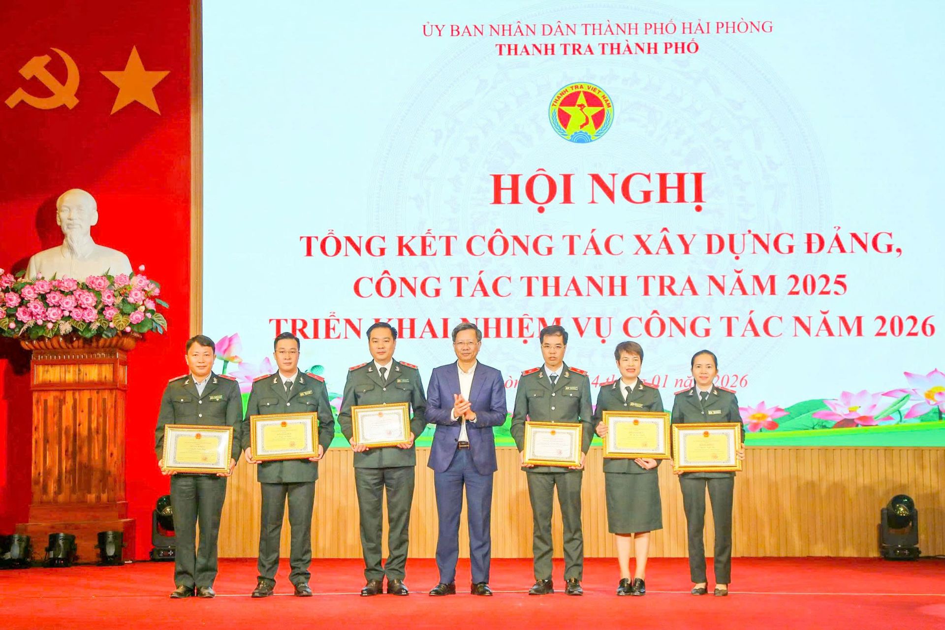 Ph&oacute; Chủ tịch Thường trực UBND th&agrave;nh phố L&ecirc; Anh Qu&acirc;n trao Danh hiệu tập thể lao động xuất sắc cho c&aacute;c tập thể v&agrave; Bằng khen cho c&aacute;c c&aacute; nh&acirc;n.