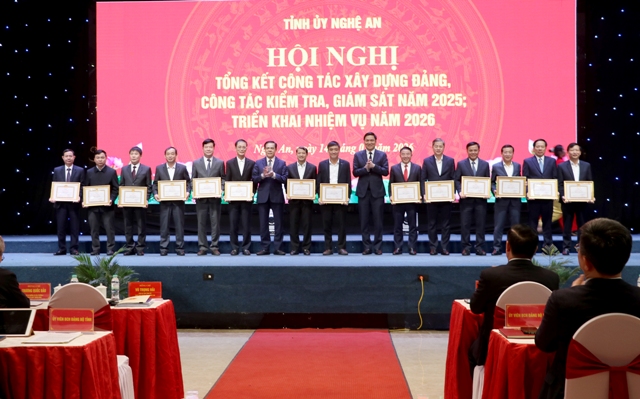 Ph&oacute; B&iacute; thư Thường trực Tỉnh ủy Ho&agrave;ng Nghĩa Hiếu v&agrave; Chủ tịch UBND tỉnh V&otilde; Trọng Hải trao Bằng khen của Ban Thường vụ Tỉnh ủy cho c&aacute;c Đảng bộ ho&agrave;n th&agrave;nh xuất sắc nhiệm vụ.