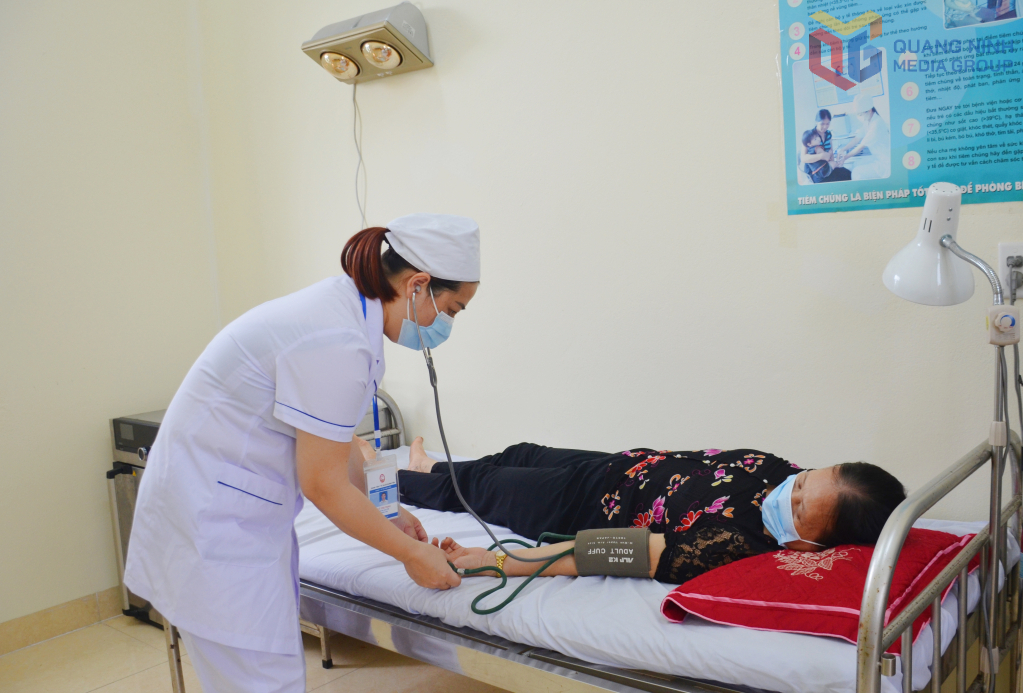 Nhân viên Trạm Y tế Hiệp Hòa đo huyết áp cho người dân đến khám bệnh Nhân viên Trạm Y tế Hiệp Hòa đo huyết áp cho người dân đến khám bệnh