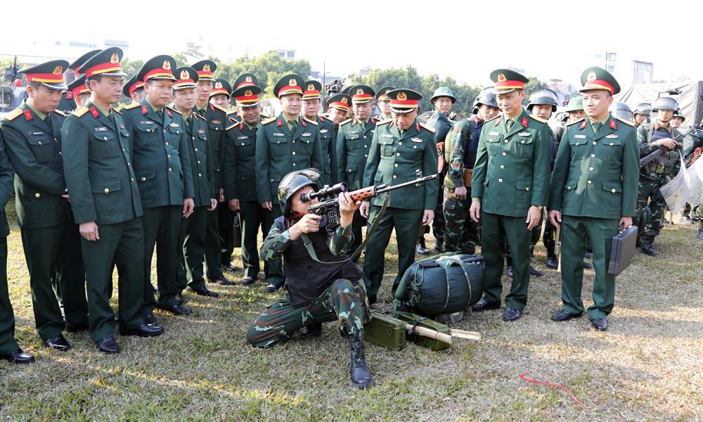 Đo&agrave;n kiểm tra c&ocirc;ng t&aacute;c sẵn s&agrave;ng chiến đấu tại Đại đội Trinh s&aacute;t cơ giới.