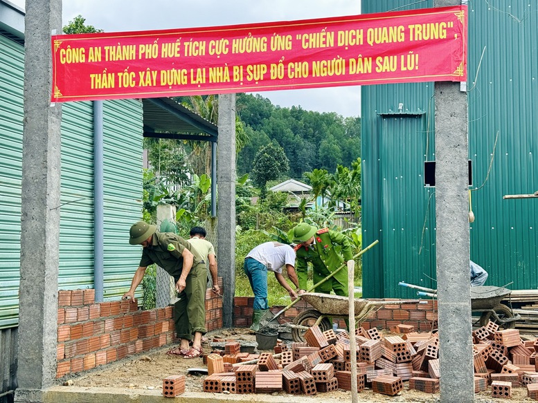 C&ocirc;ng an th&agrave;nh phố Huế tham gia x&acirc;y dựng nh&agrave; cho nh&acirc;n d&acirc;n sau lũ - Ảnh: SGGP